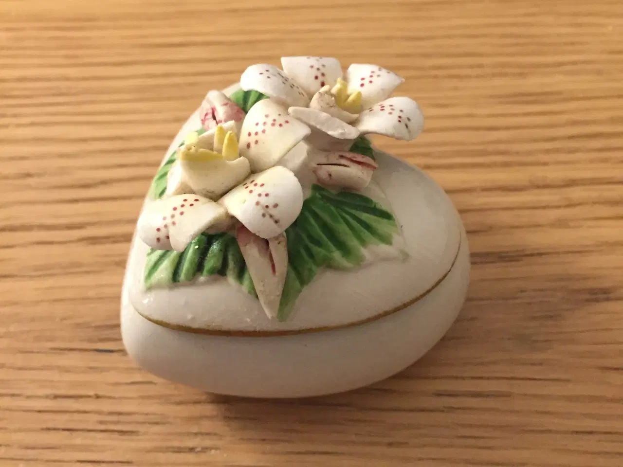 Billede 1 - Lille hjerteformet æske med blomster