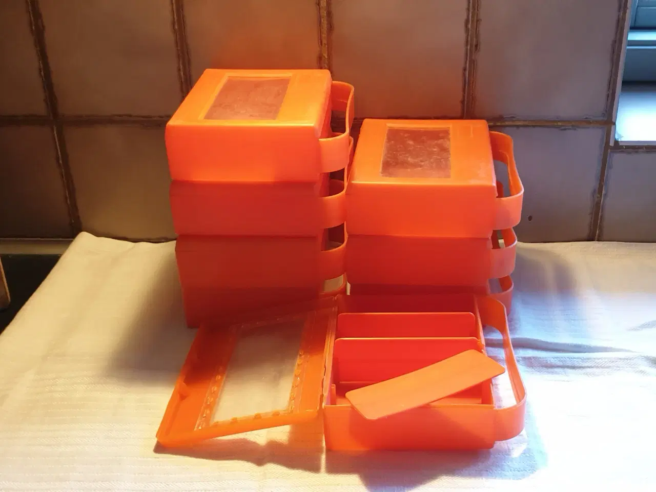 Billede 1 - Æsker plast orange 1stk5kr 8stk30kr