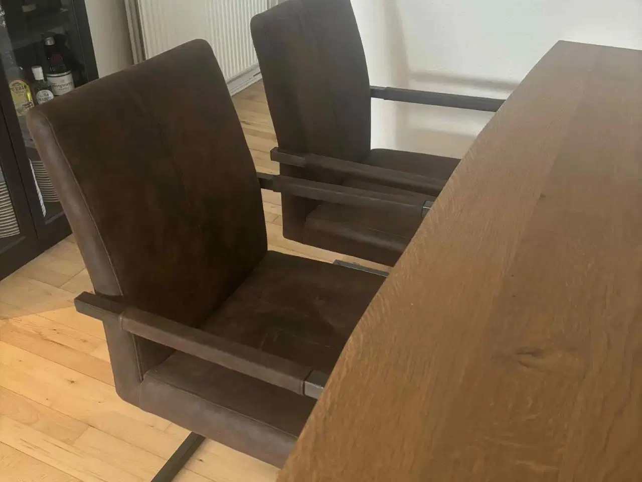 Billede 5 - Spisebord i massivt egetræ + Evedal lampe