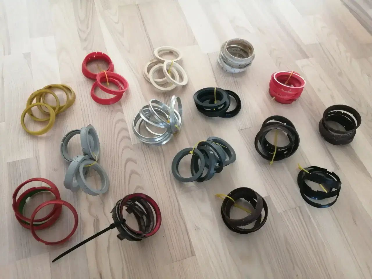 Billede 2 - Emblemer, Spacer, hjulbolte, Centreringsringe mm