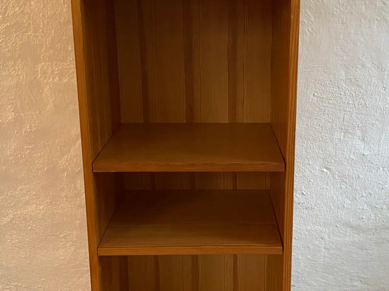 Billede 2 - Reol i træ med 3 hylder