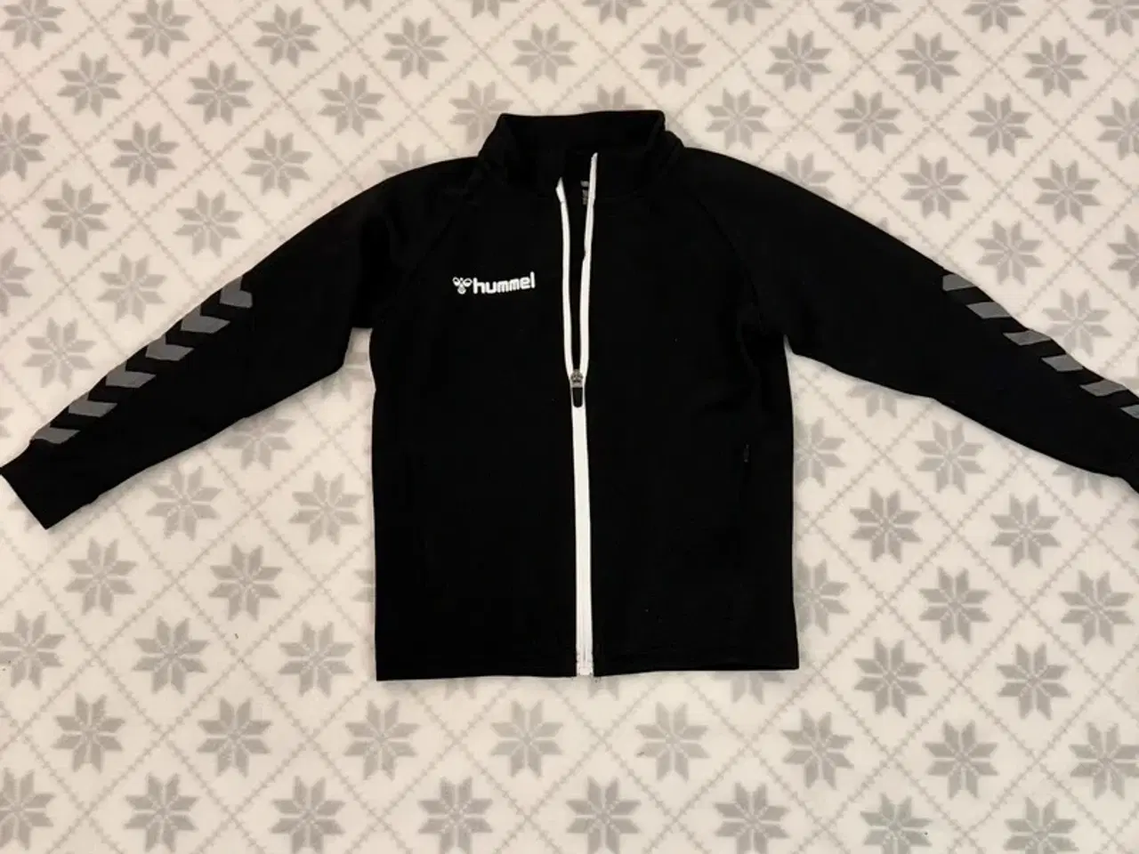 Billede 1 - Hummel sort trøje med lynlås. Str 116 cm