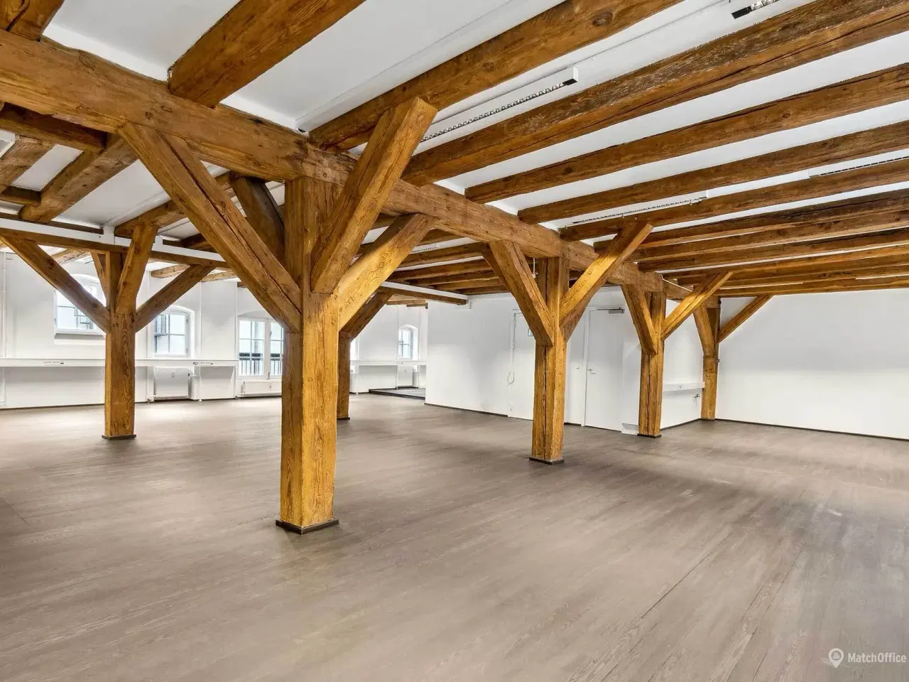 Billede 3 - Nyistandsat kontor med fritlagte bjælker og ny behandlede trægulve