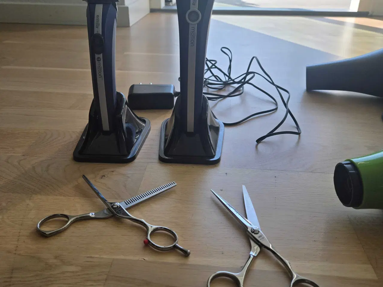 Billede 3 - Lækre frisørartikler. Hårtørrer, hårtrimmere, saks