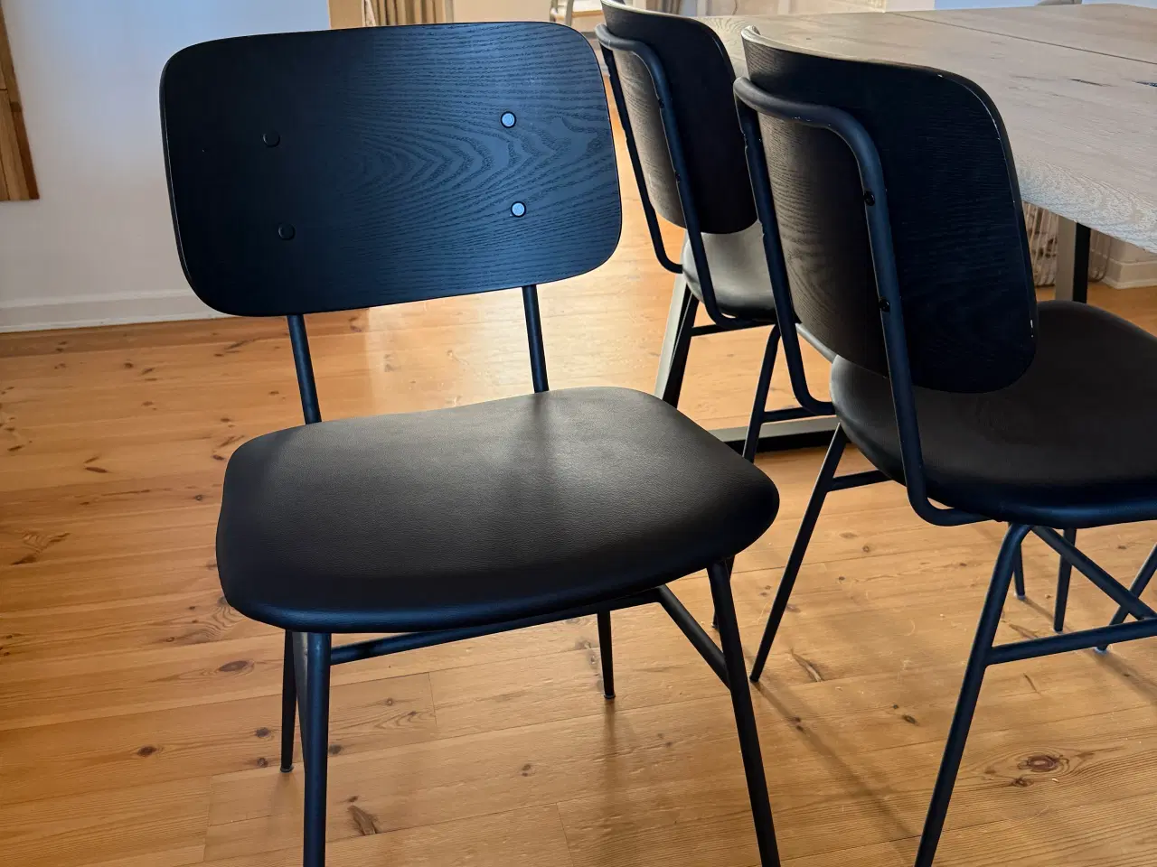 Billede 5 - Plankebord med tillægsplade og 6 spisebordsstole