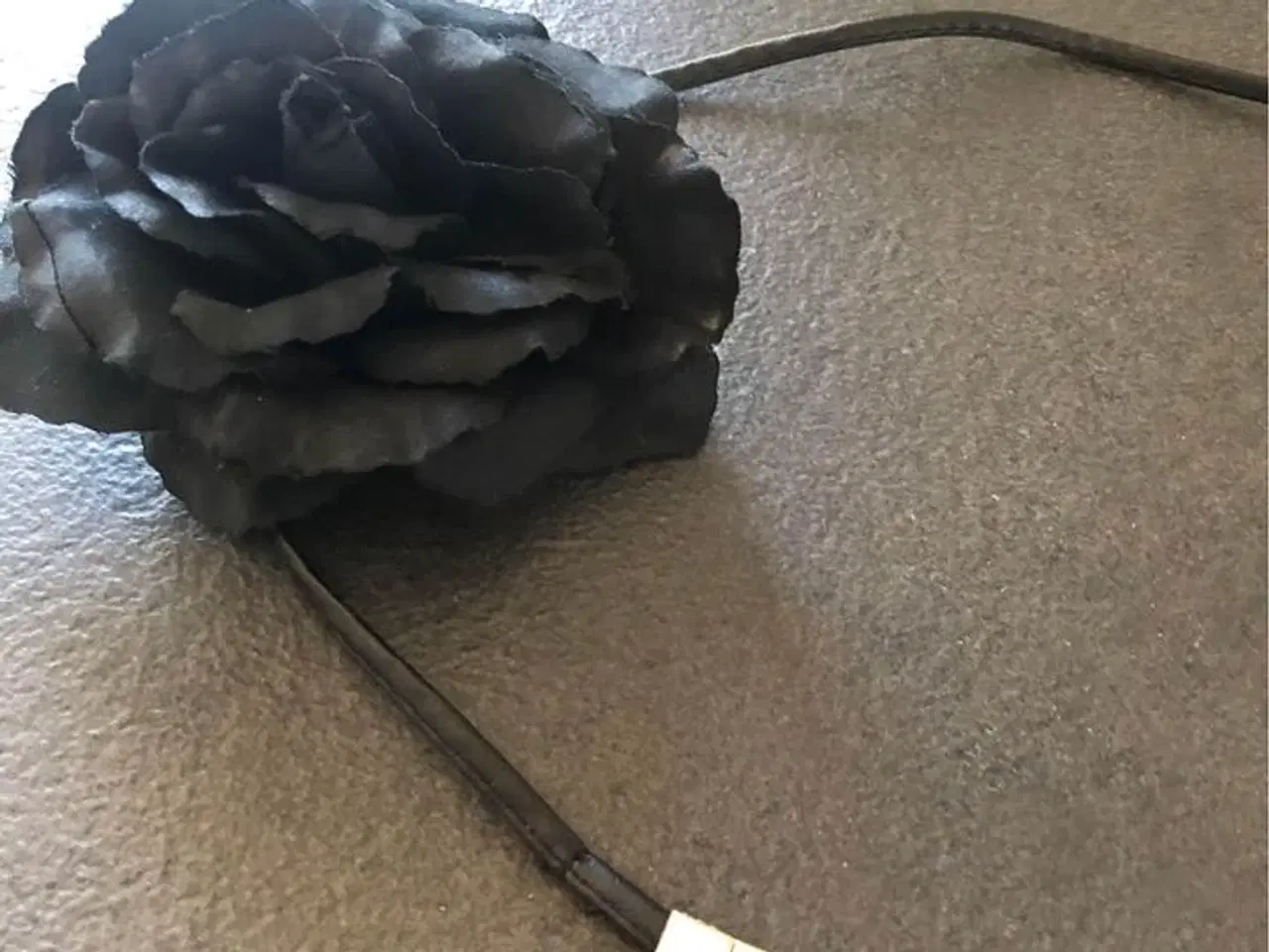 Billede 1 - Taljesmykke med rose - NY