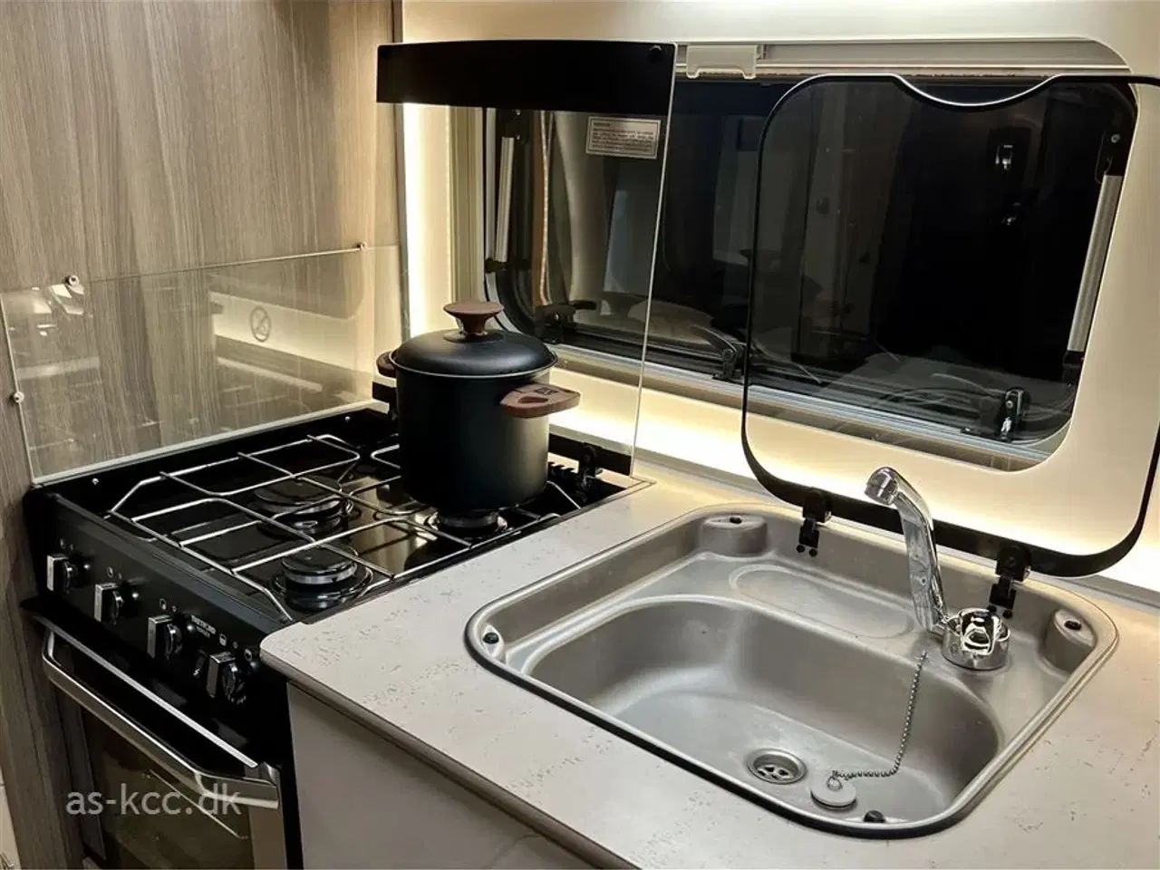 Billede 9 - 2018 - Fendt Tendenza 515 SF   Fendt Tendenza 515 SF årg. 2018. Mover 4 sovepladser, 5 siddepladser.