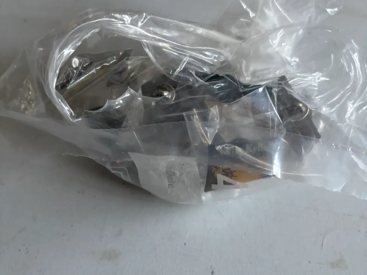 Billede 3 - Komplet sæt Tuborg pins som samlet er en øl flaske