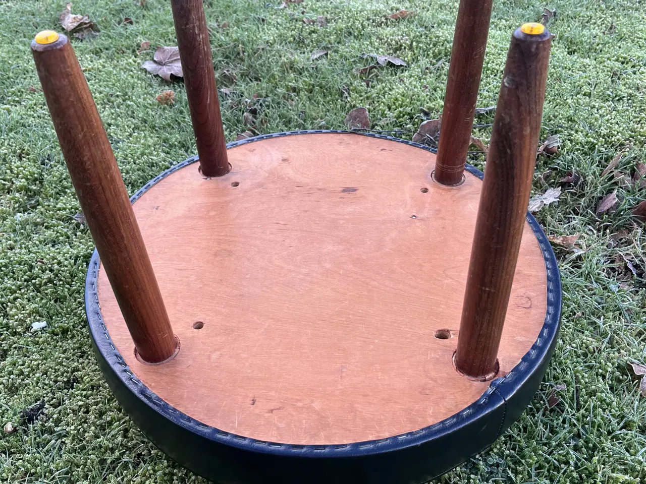 Billede 3 - Rund skammel med dekorationssyninger | Dansk desig