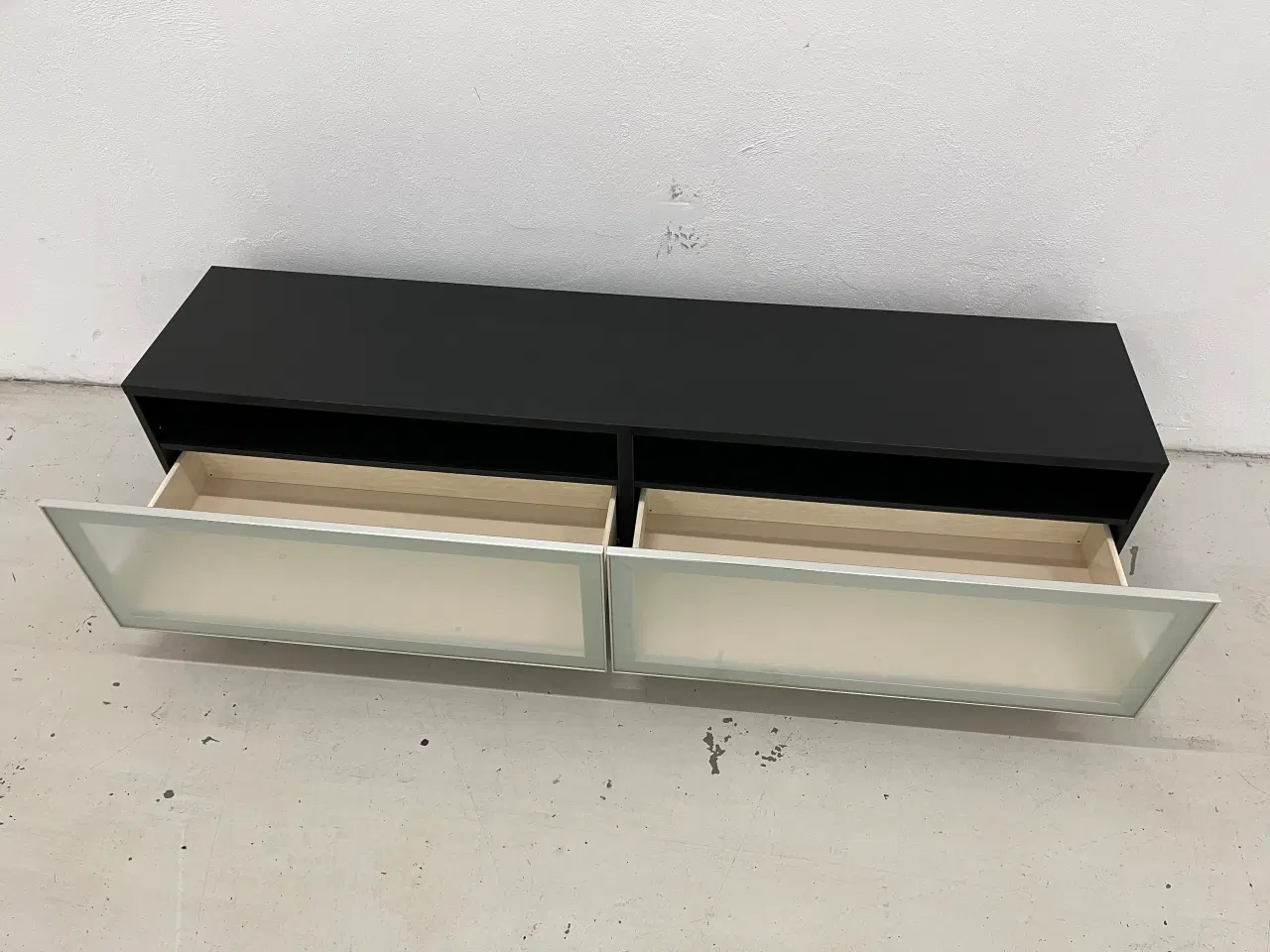 Billede 7 - Boconcept TV/media skænk i sort og med 2 skuffer.