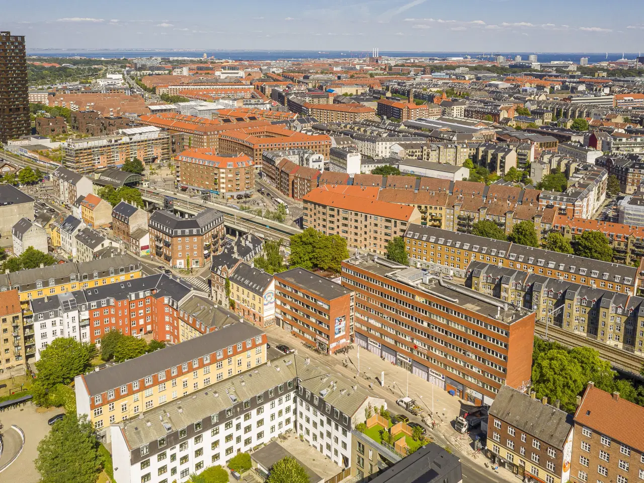 Billede 1 - Nyistandsatte kontorlejemål beliggende i hjertet af Nørrebro lige ved metro ogS-tog.