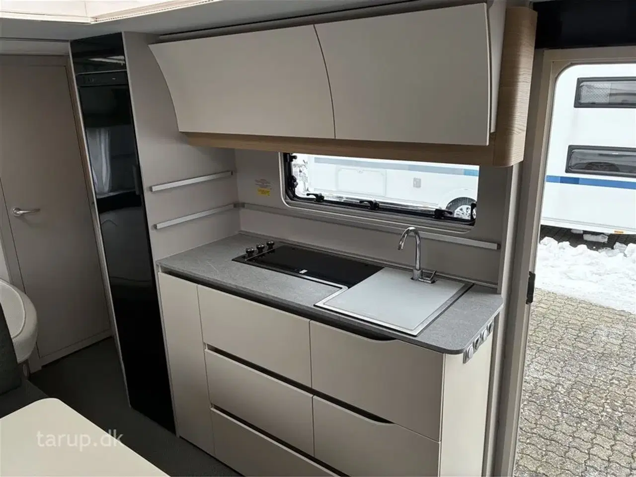 Billede 10 - 2021 - Adria Adora 613 PK Truma SX mover, Combifyr, Køjer og dobbeltseng, rund-siddegruppe og el-gulv-varme, 142 l. stort køleskab m/ frys, bluetooth højttalere, USB