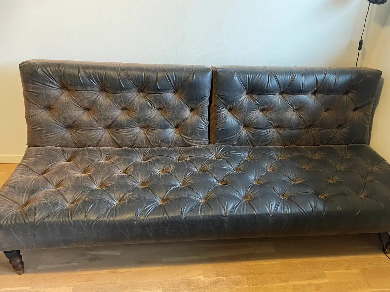 Billede 3 - Chesterfieldlignende sofa med moderne twist