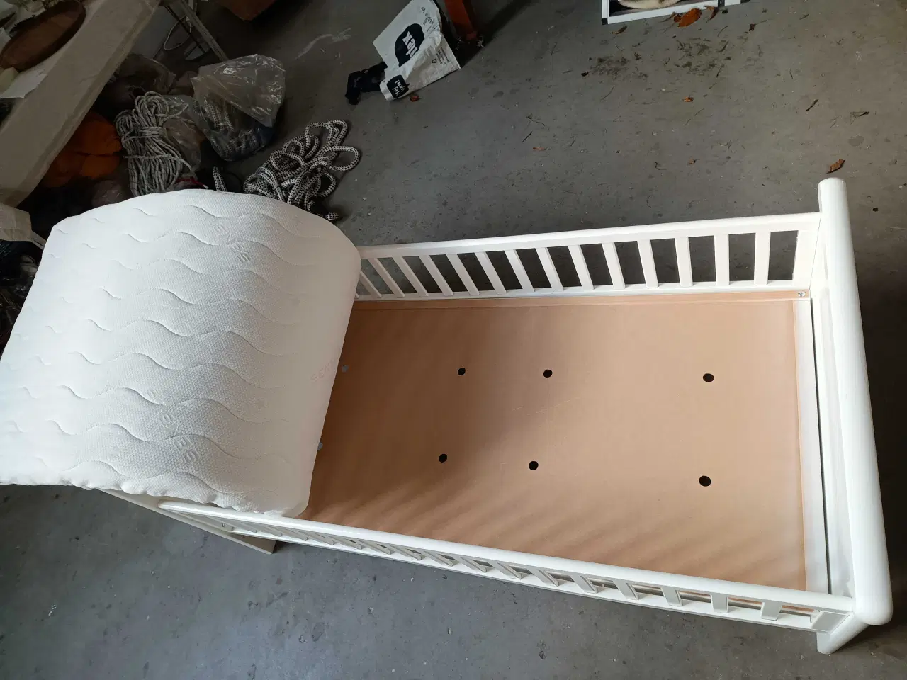 Billede 5 - Juniorseng af hvidmalet træ