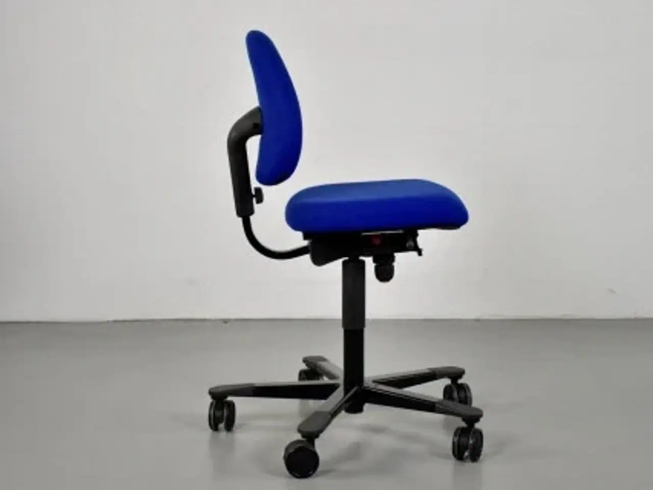 Billede 2 - Häg kontorstol med blå polster og sort stel