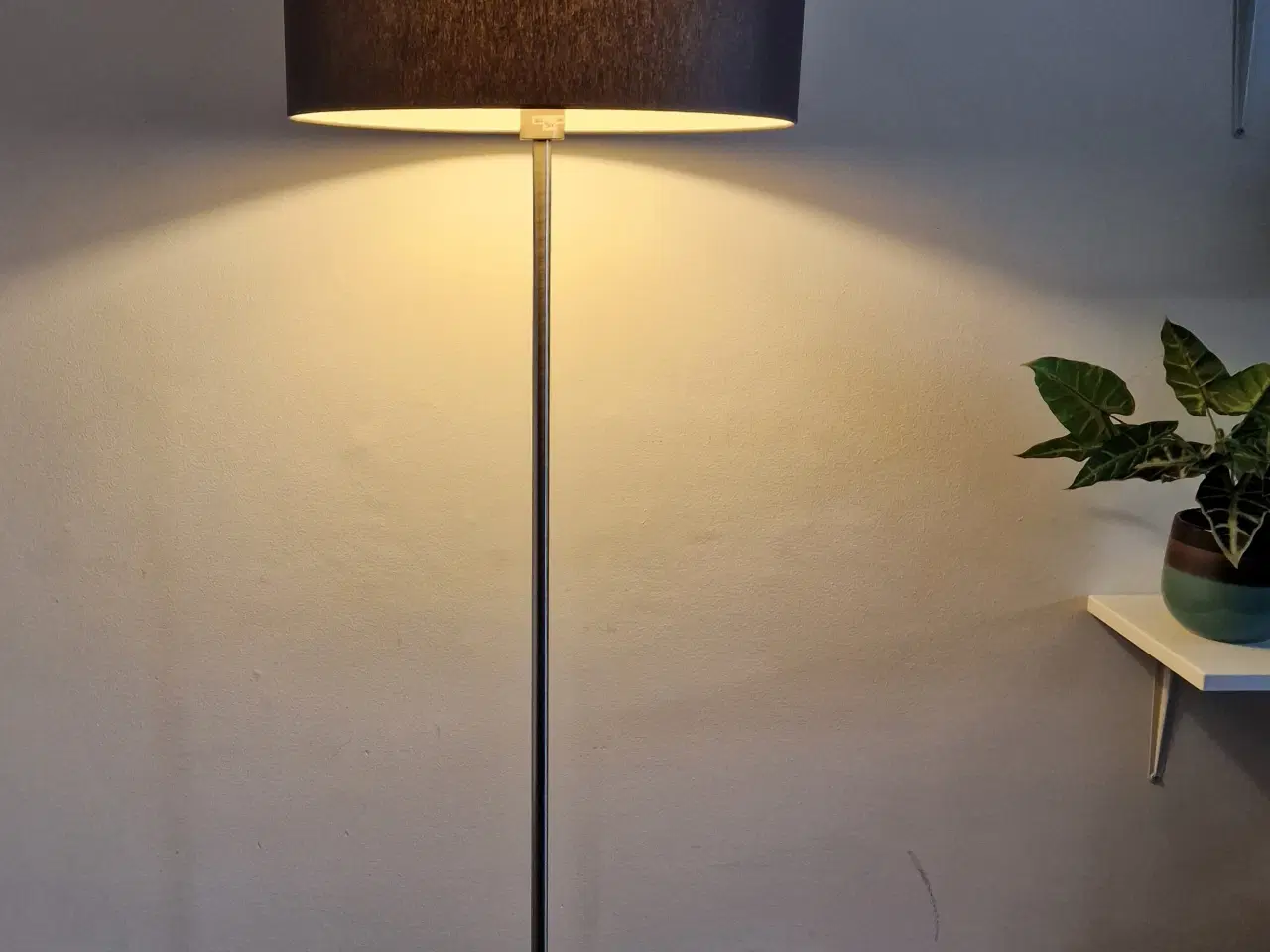 Billede 6 - Stor flot gulvlampe fra Frandsen Lighting.
