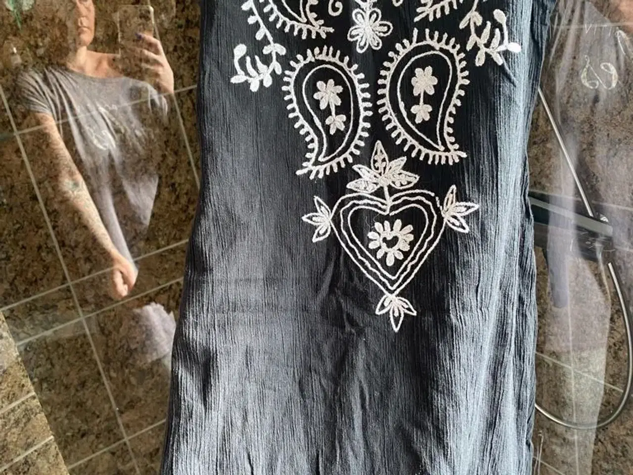Billede 2 - Flot kjole med mønster str small