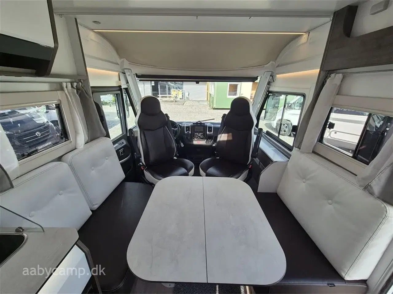 Billede 7 - 2020 - Benimar Amphitryon 997   NK-pakke. automatgear. solceller. ovn. lædersæder. queensbed.