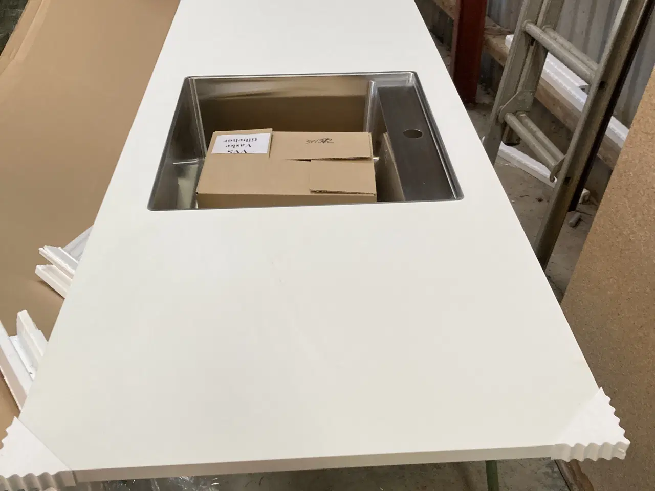 Billede 1 - Bordplade med underlimet vask