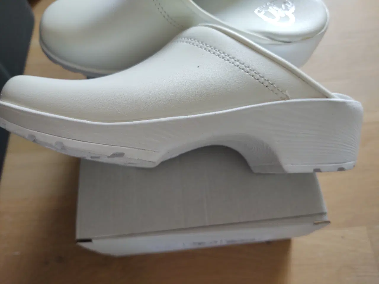 Billede 1 - Helt nye hvide dame træsko. De er stadig i kassen.