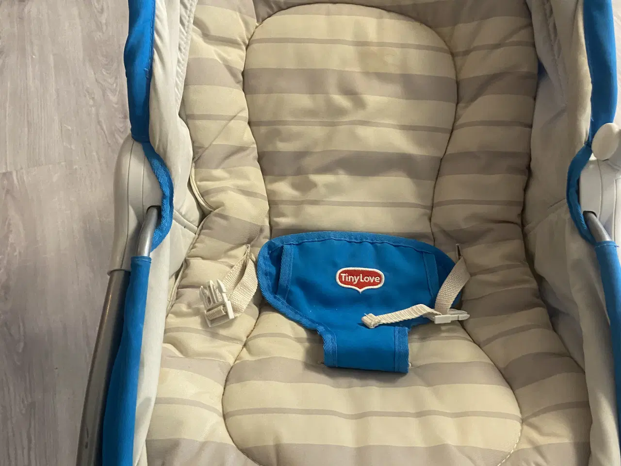 Billede 5 - Tiny Love skråstol i blå/beige.