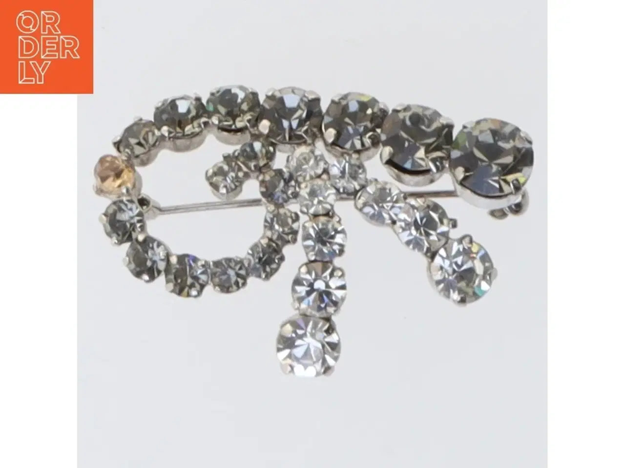Billede 4 - Sølvfarvet broche med sten (str. 4 cm)