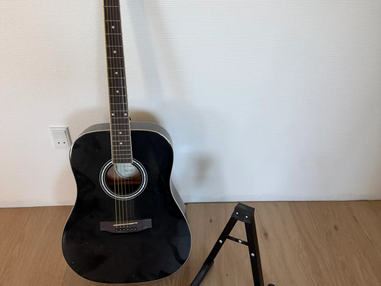 Billede 1 - Guitar med gulvstander sælges 