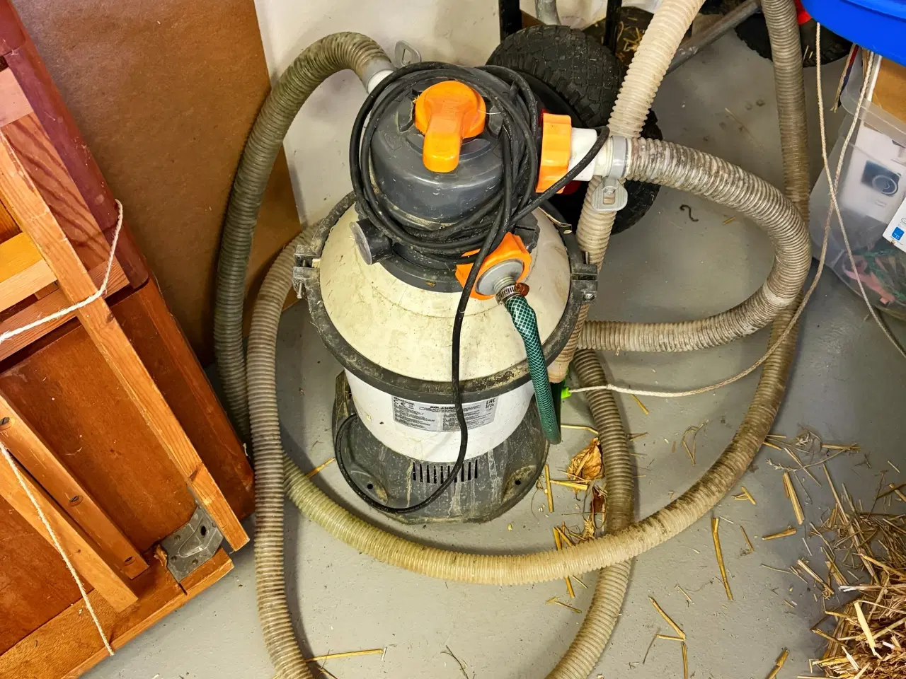 Billede 1 - Sandfilter, har været brugt til havedam, beskidt.