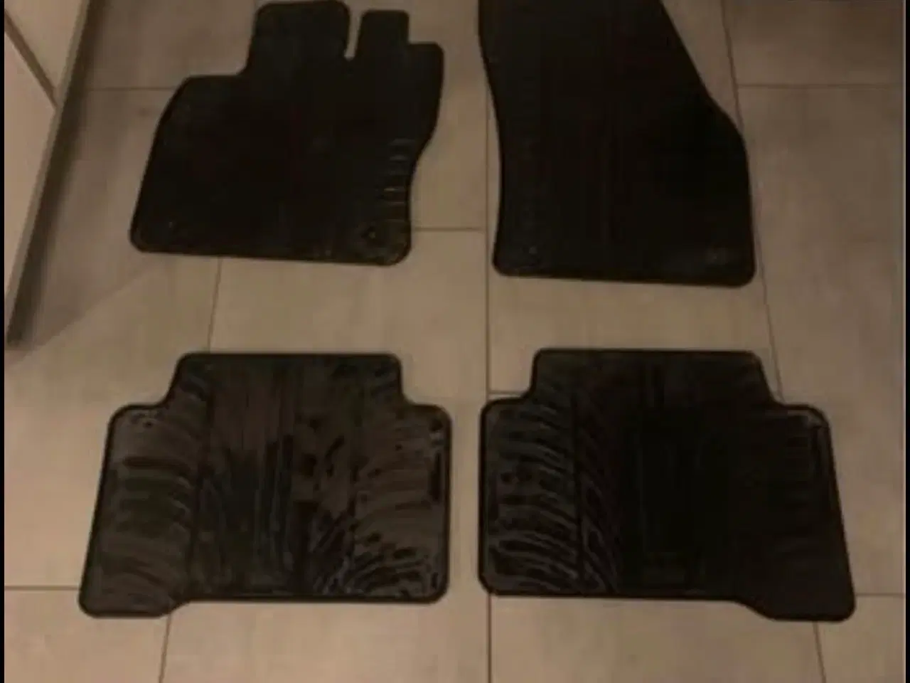 Billede 2 - Gummi bundmåtter og bagagerumsbakke til VW Touran