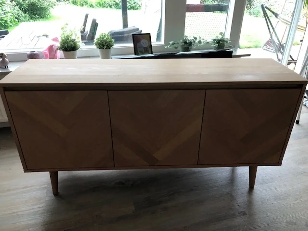 Billede 3 - Skænk, spisebord og 5 stole