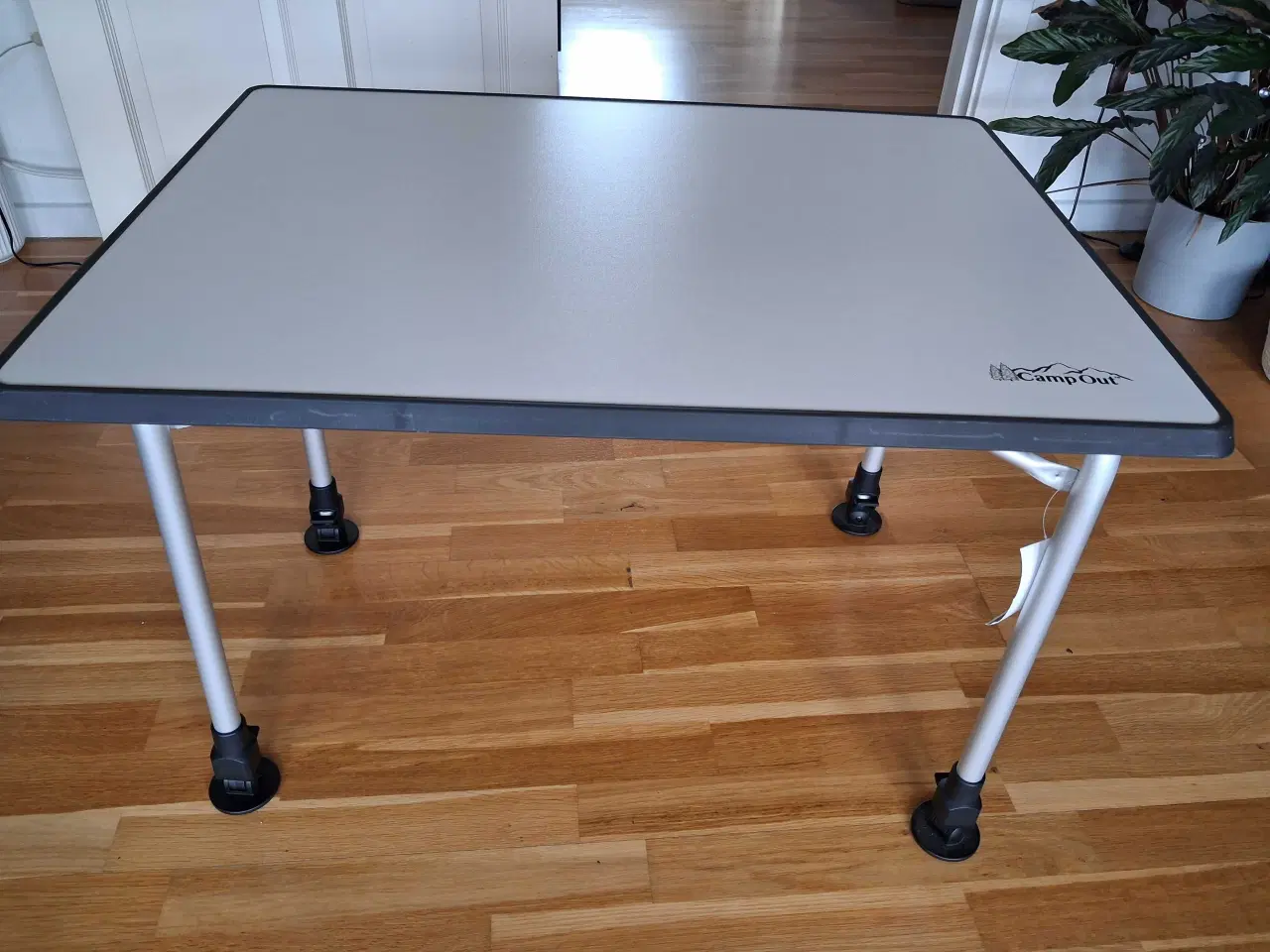 Billede 1 - Camping bord med teleskop ben. 