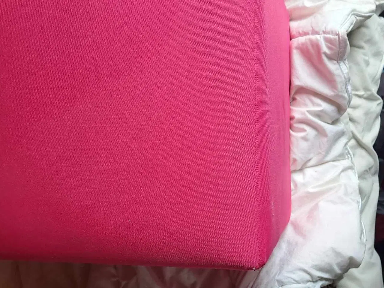 Billede 3 - Lyserød puf den måler 39 cm I højden og 36 cm på h