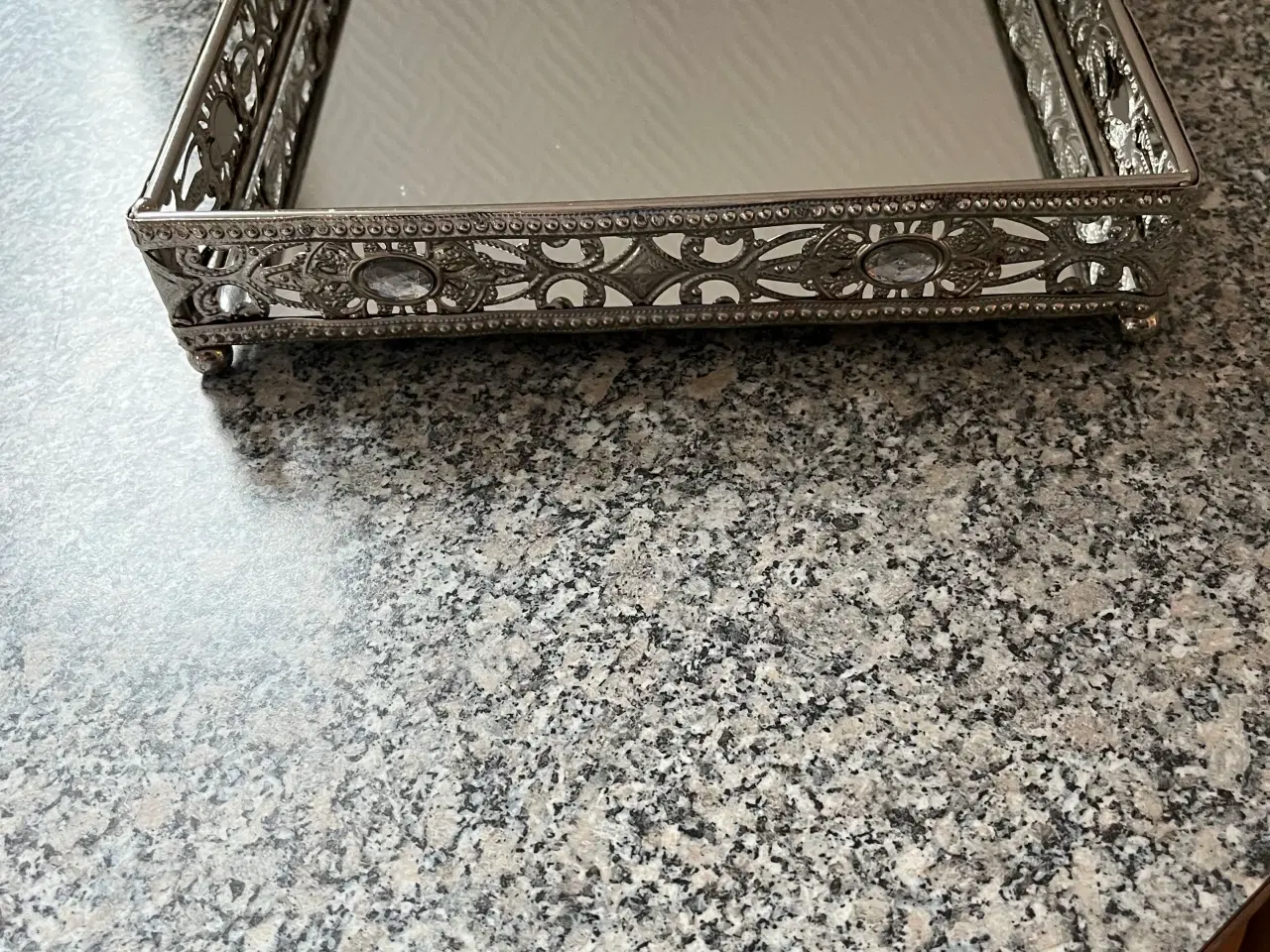 Billede 3 - Fin fad til og pynte i