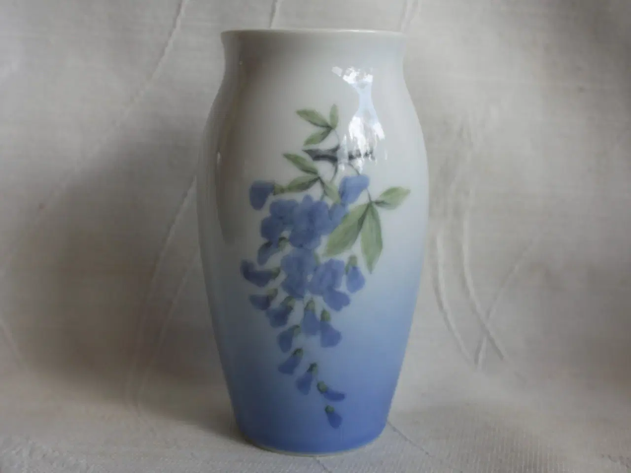 Billede 1 - Vase med blåregn, Bing og Grøndahl