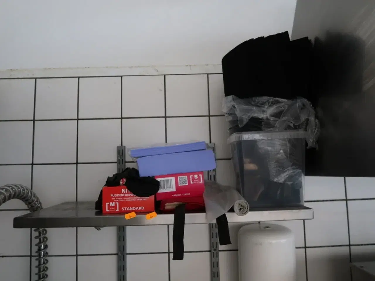 Billede 1 - Rustfri stålhylde med indhold