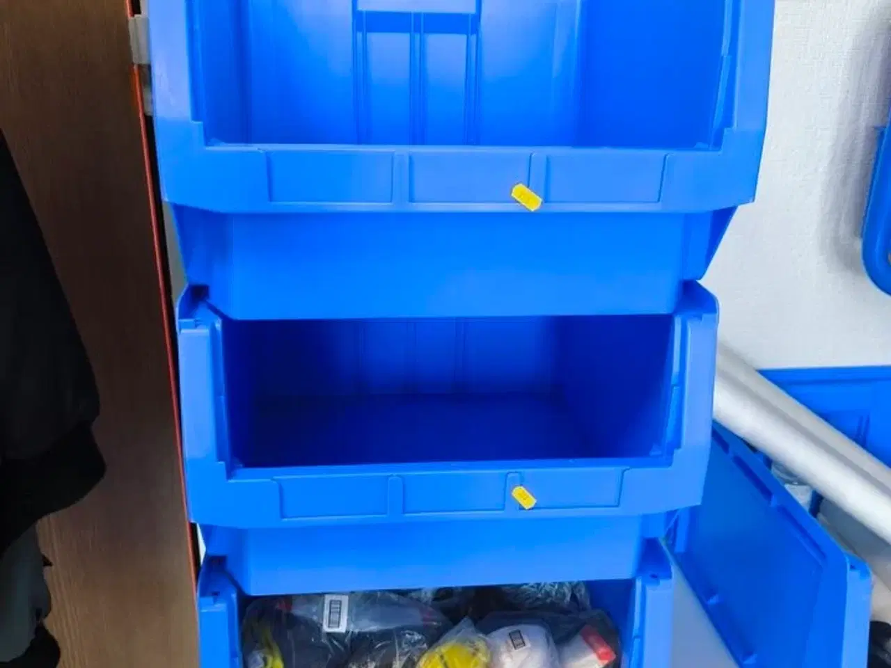 Billede 1 - Systemkasser m. indeholder (handsker m.v.)