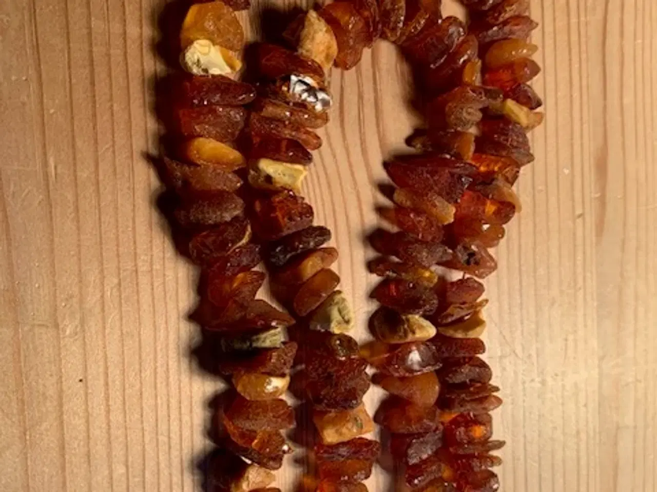 Billede 1 - Rå rav med hul til smykkefremstilling - kæde m.m. 