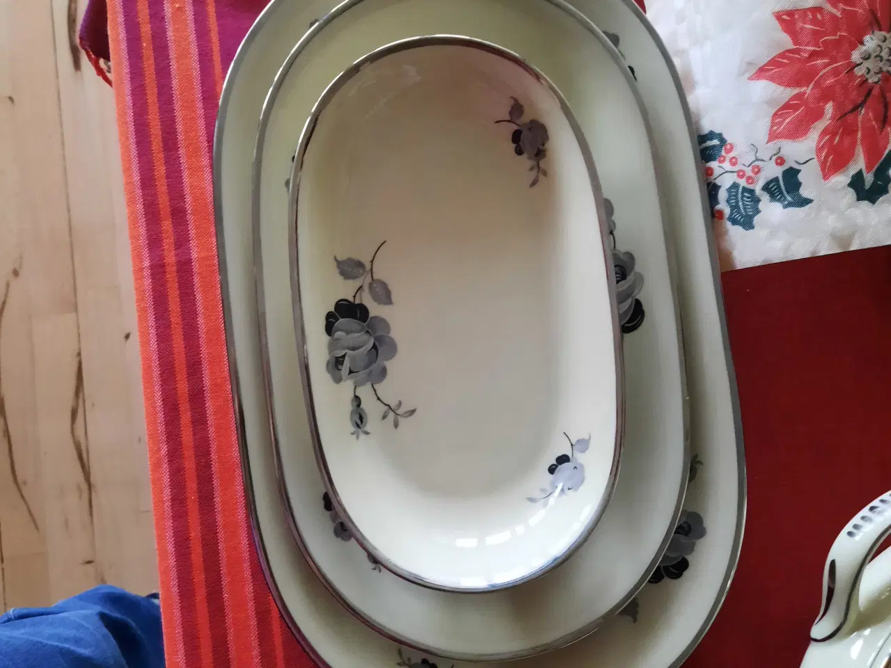 Billede 4 - Smukt spisestel med grå blomster