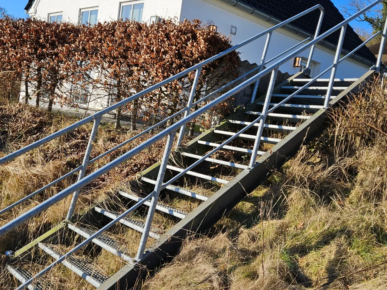 Billede 1 - Stabil galvaniseret trappe.