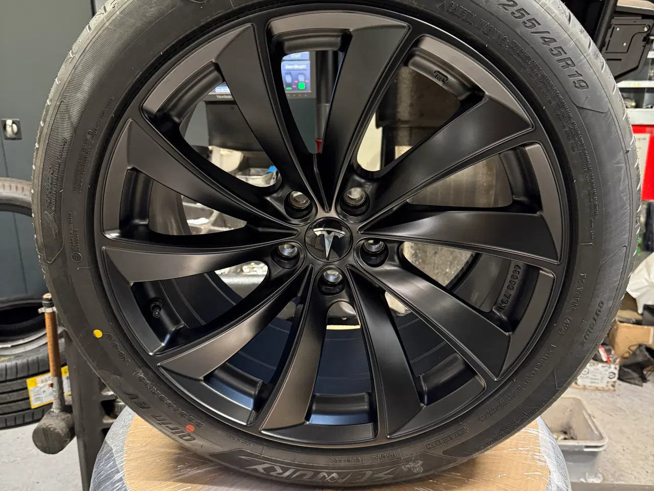 Billede 2 - Nye 19” Tesla Y fælge med nye sentury sommerdæk