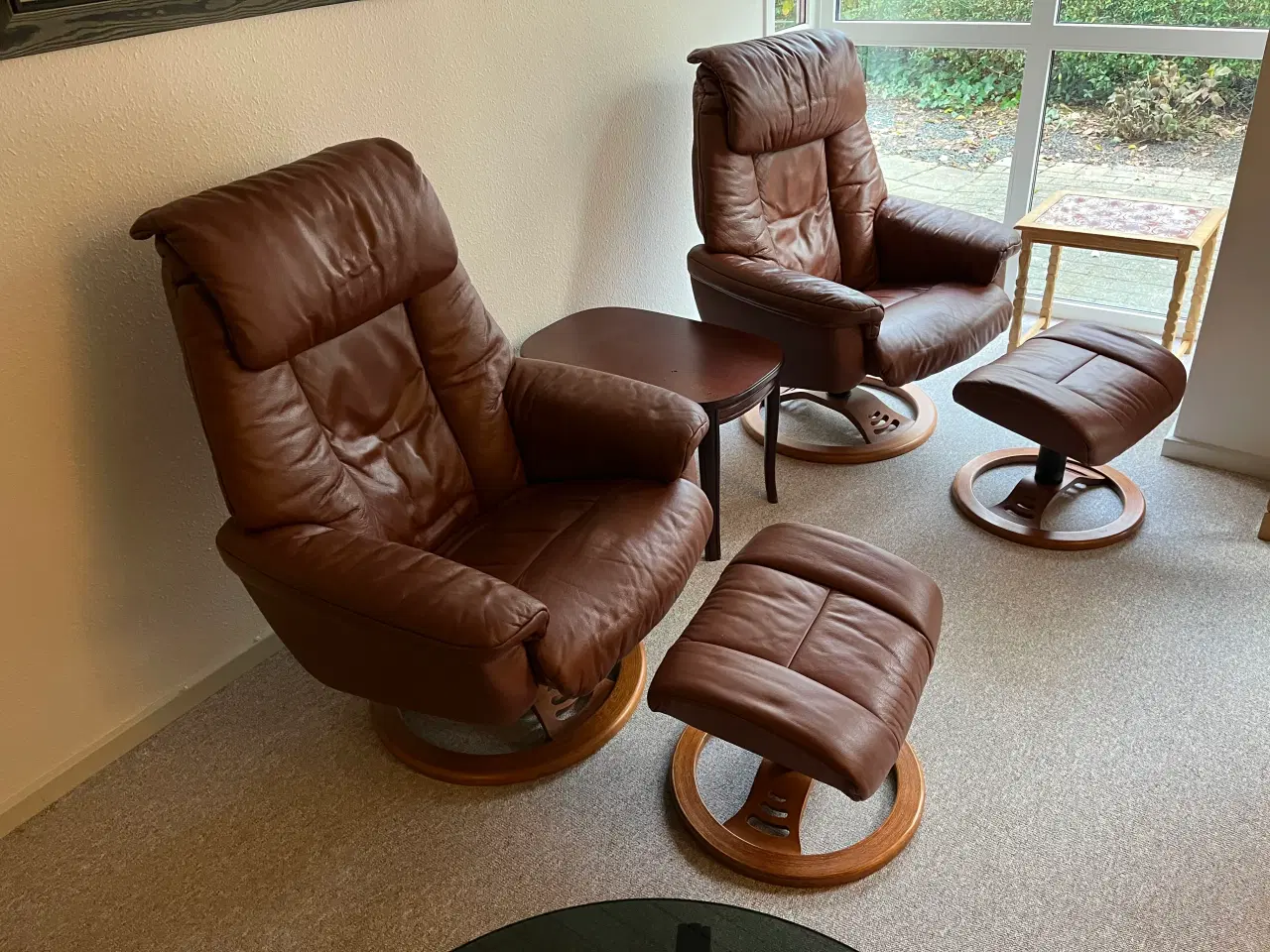 Billede 3 - To lænestole m/ skammel i cognac læder.