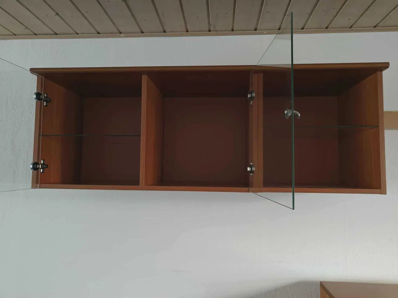 Billede 5 - Svæve reol over og underskabe