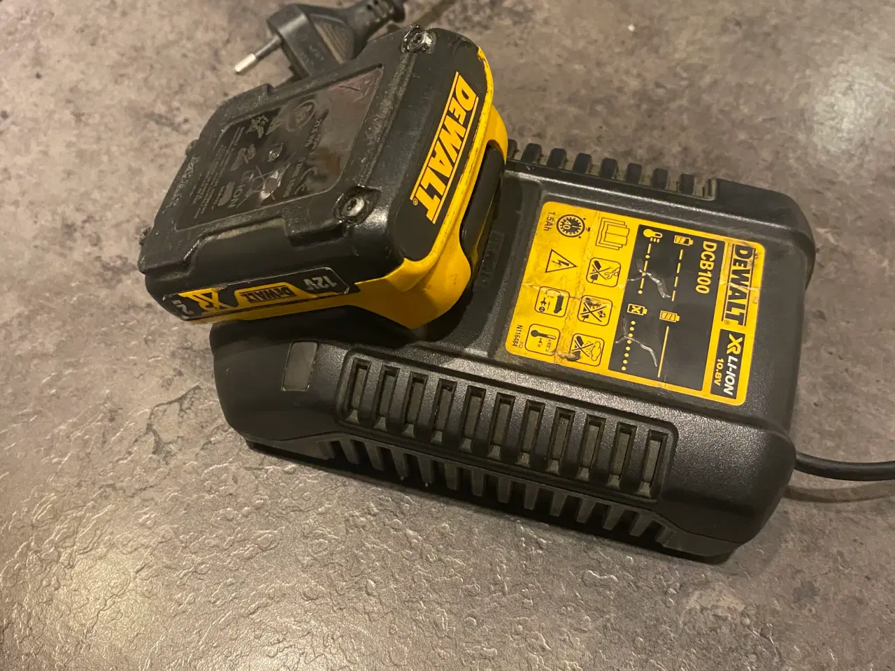 Billede 5 - DeWalt lader og badari sælges.