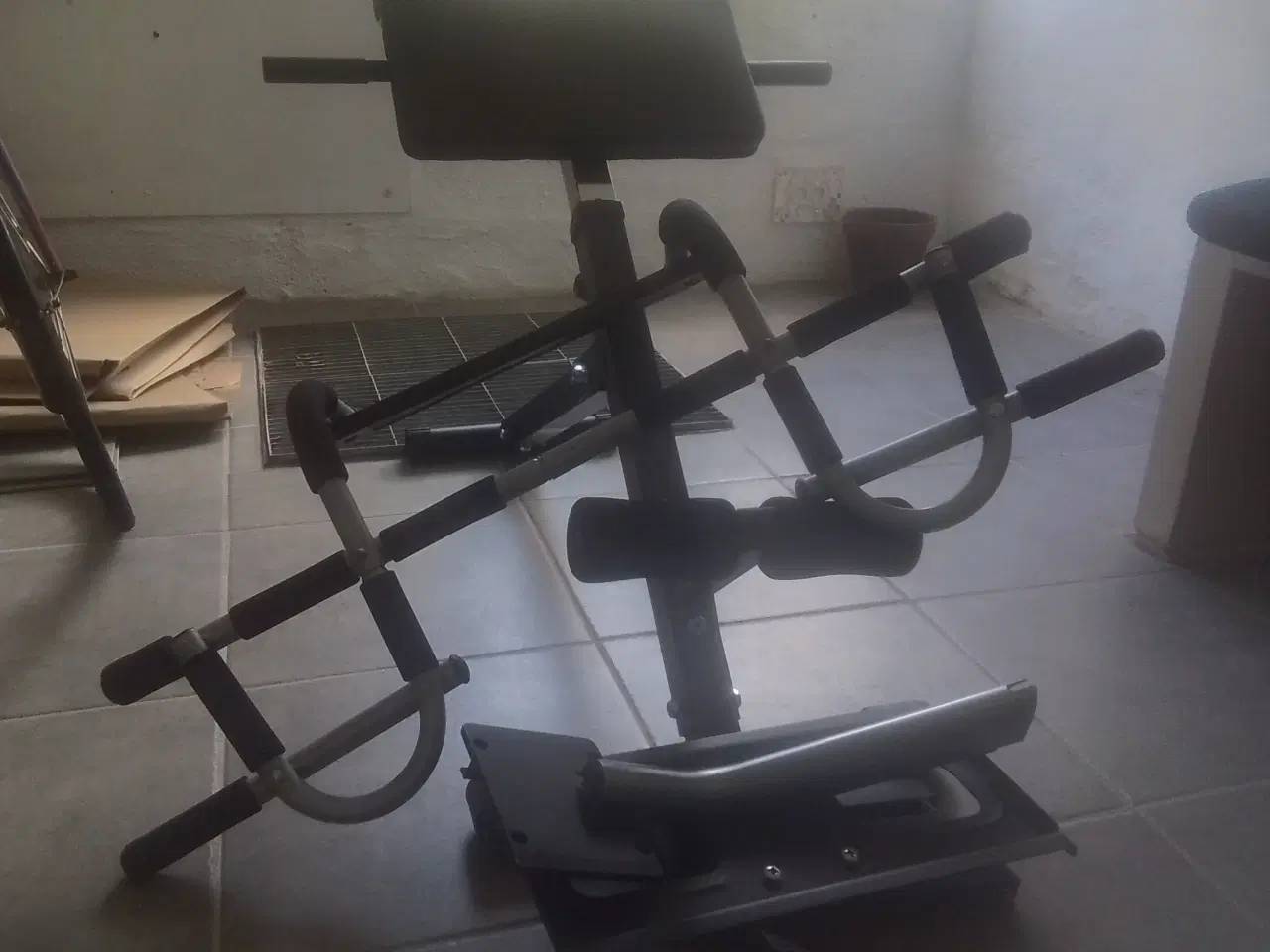 Billede 2 - Træningsudstyr i metal og med sæde til mave øvelse