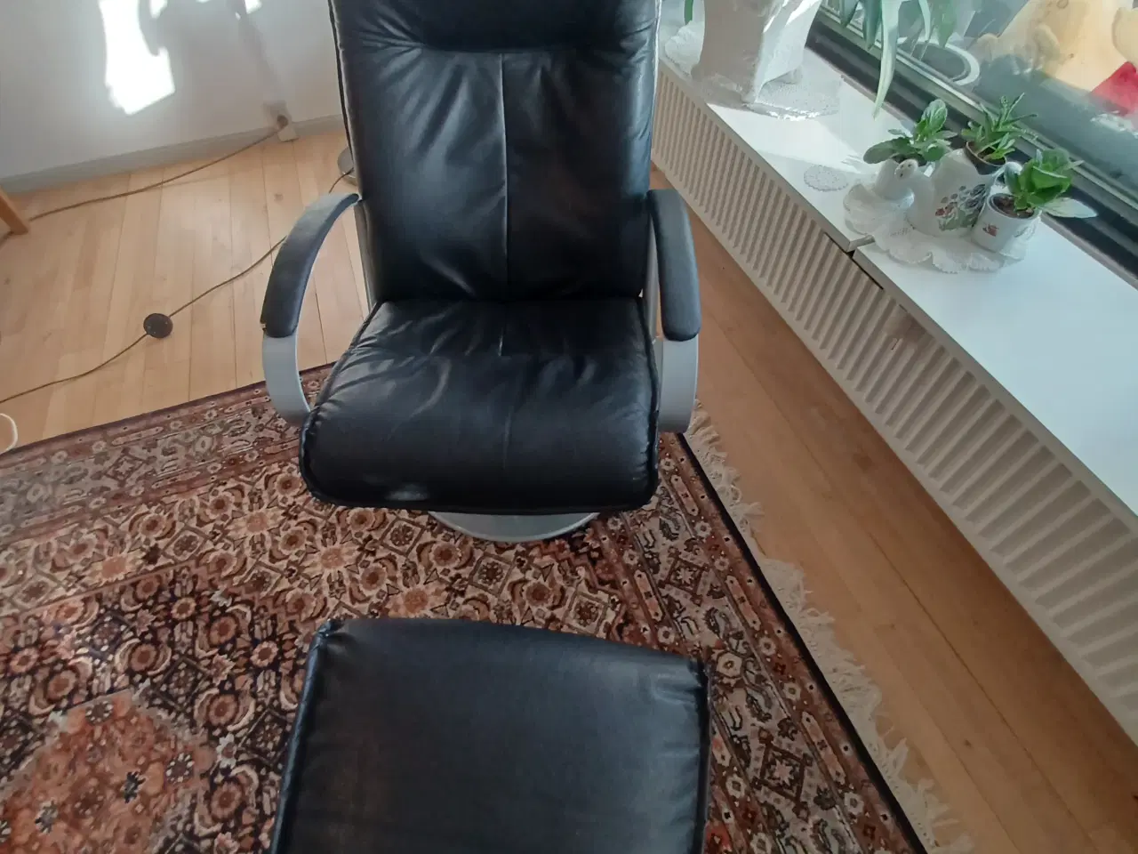 Billede 1 - Læderlænestol i sort med fodskammel