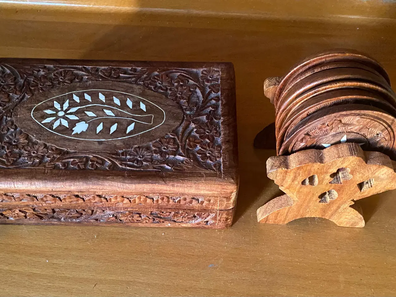 Billede 1 - Specielt træ smykkeskrin + 6 træ bakker, kr. 100,-