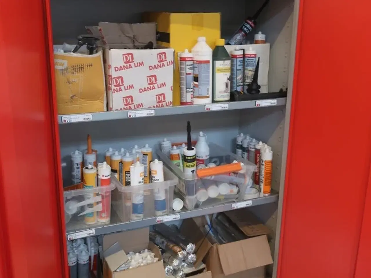 Billede 2 - 2 stk. skabe med indhold