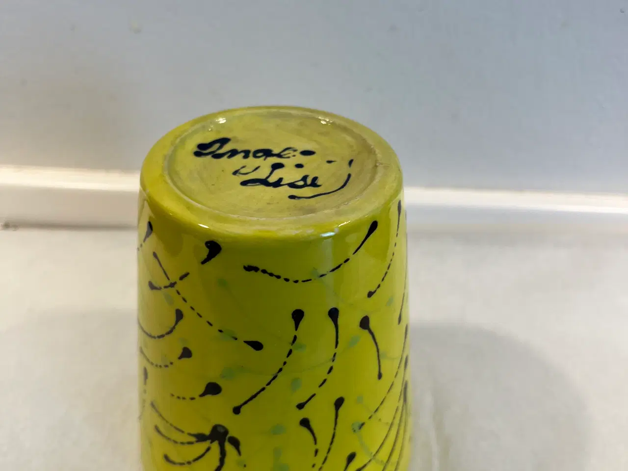 Billede 2 - Inge-Lise Keramik Krus gult med sort og grønt møns