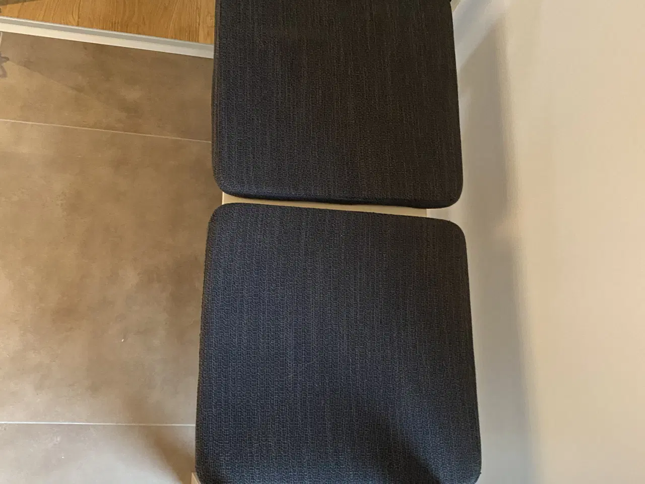 Billede 2 - Robust hvid skoreol Ikea med 2 stk grå hynder