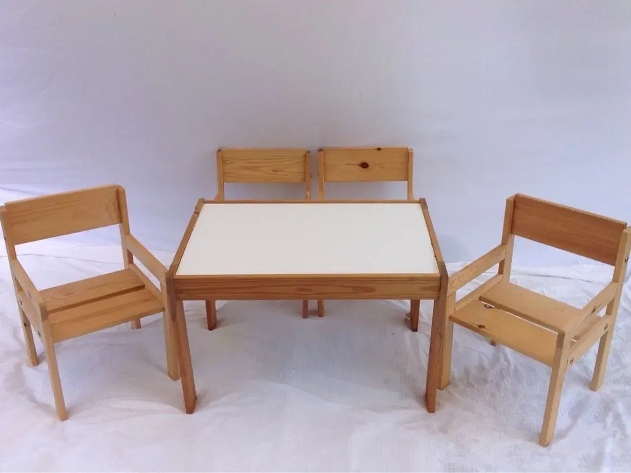 Billede 2 - Børnemøbelsæt: 4 stole & 1 bord.